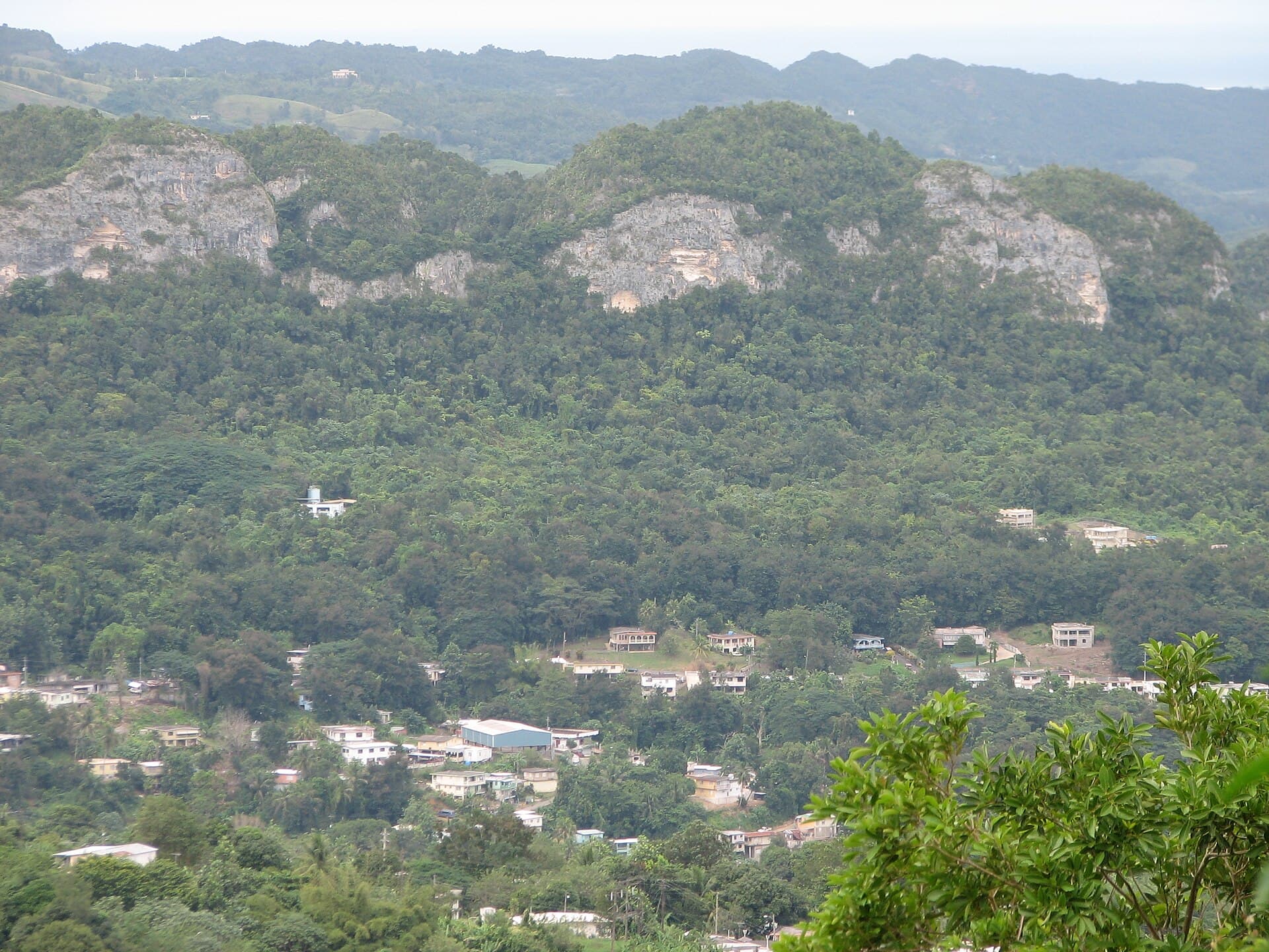 Casas y ladera en Ciales